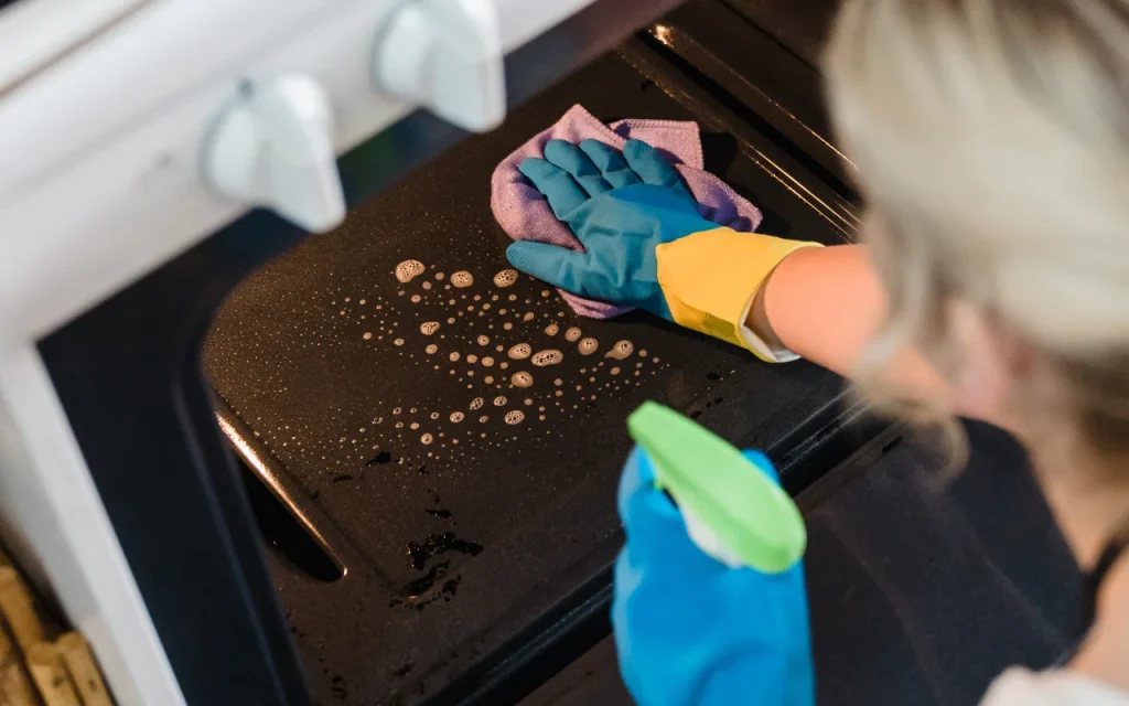 ใช้ผลิตภัณฑ์ทำความสะอาดเตาอบ