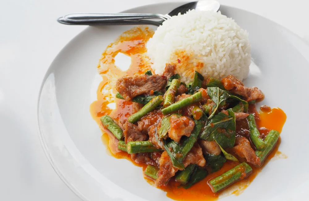ข้าวผัดพริกแกงไก่